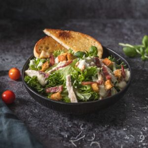 Cæsarsalat med kalkun og bacon